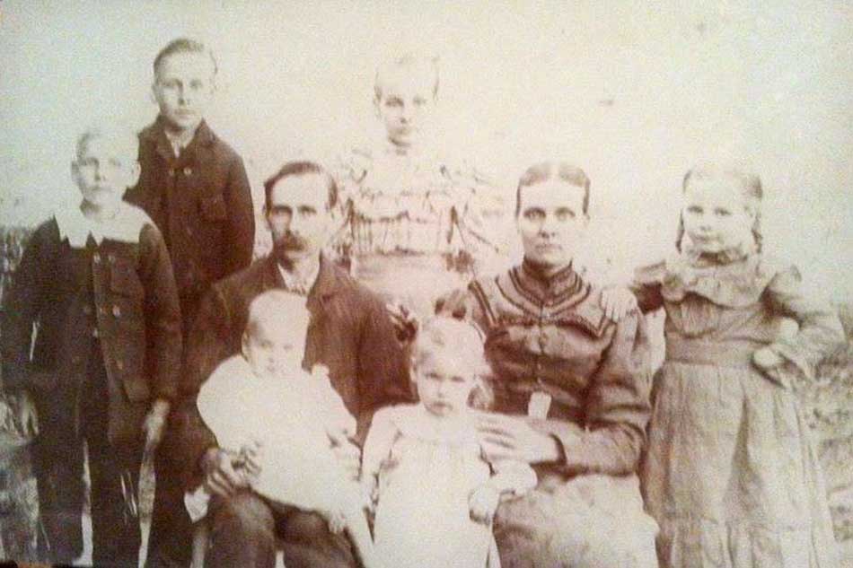 1900. Back row: George Wagner, Artie Loretta Wagner; Second row: David Wagner, Richard Lee Wagner, Sarah Elizabeth Blackburn Wagner, Effie Wagner; Front: Leonard Wagner, Minnie Wagner. Photo courtesy of Beatrice Wellborn, Stony Fork Community.